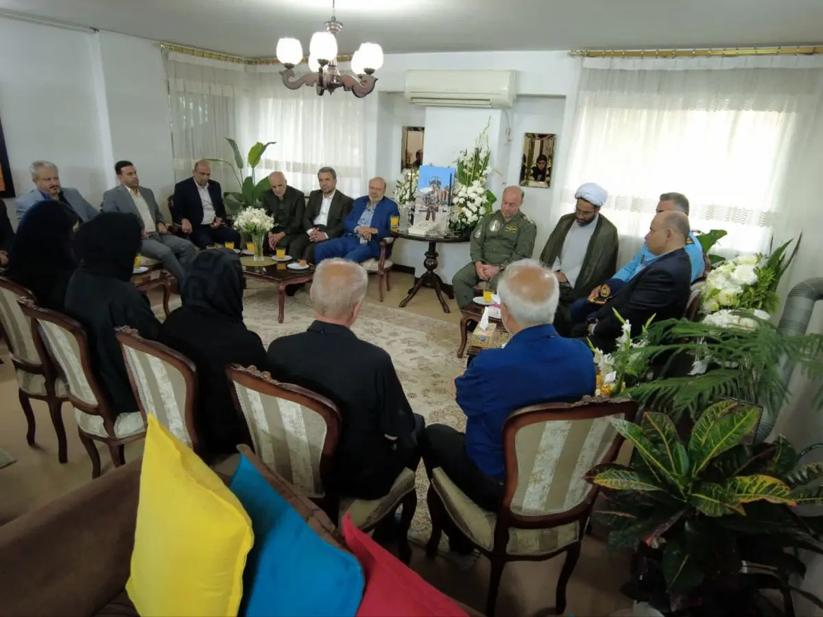 دیدار معاون وزیر آموزش و پرورش و رئیس کمیسیون آموزش با خانواده خلبان شهید کاظمی