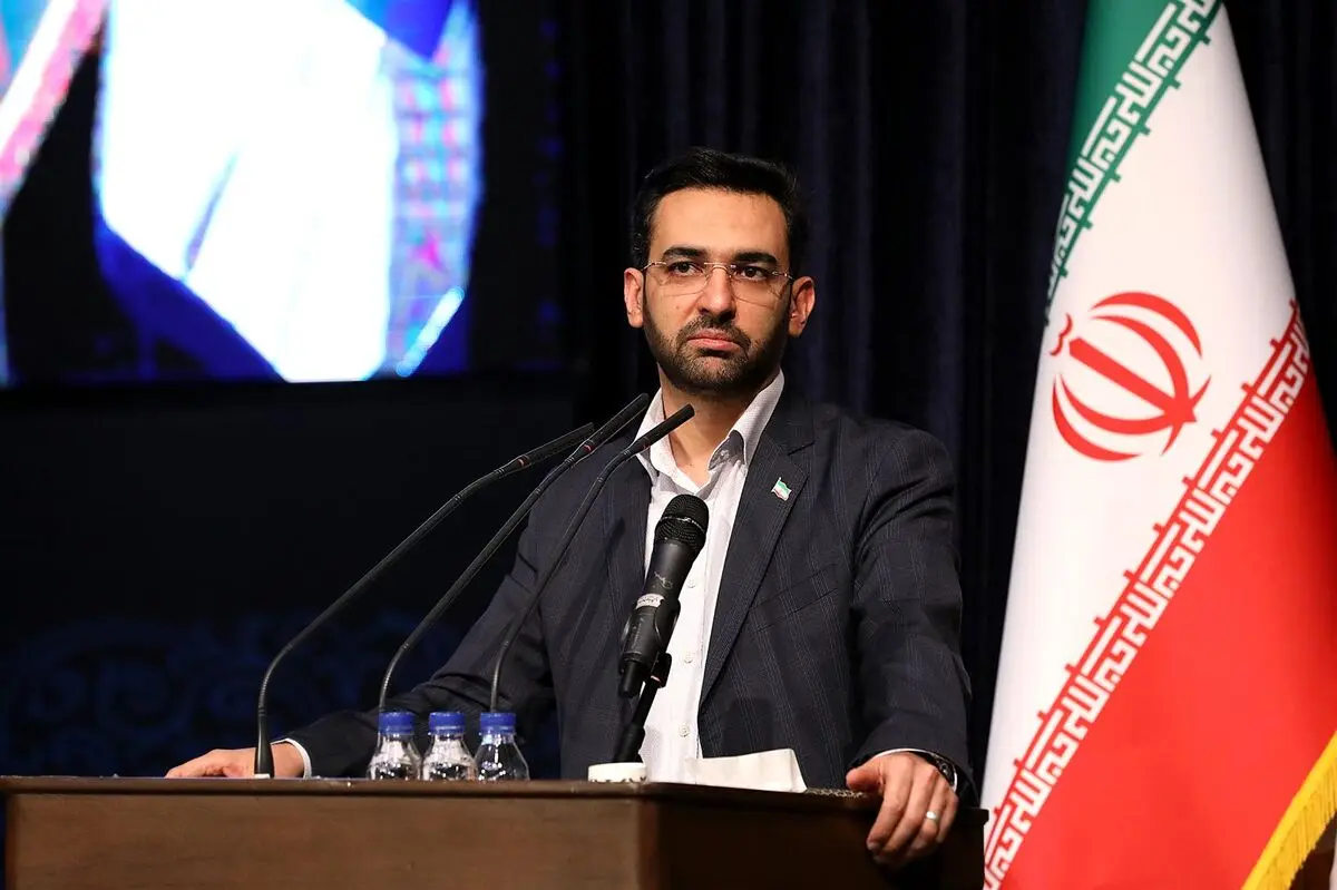 اذری‌جهرمی: برنامج ایران الفضائی السلمی یتابع فی الحقلین المدنی والدفاعی .