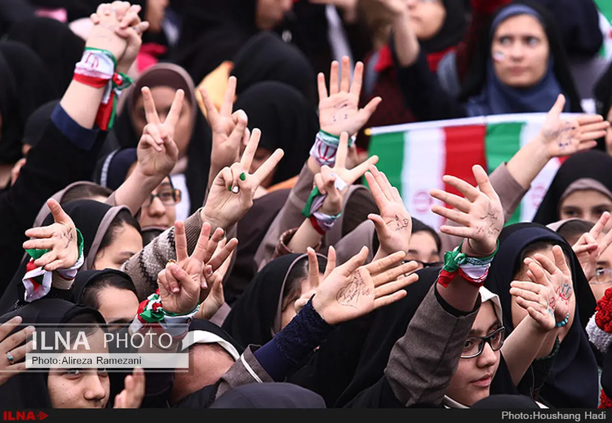 حضور خانواده‌های کارکنان ارتش در جمع راهپیمایان ۲۲ بهمن
