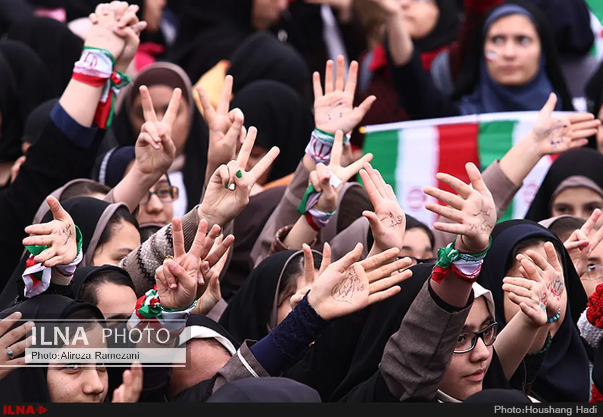 حضور خانوادههای کارکنان ارتش در جمع راهپیمایان ۲۲ بهمن