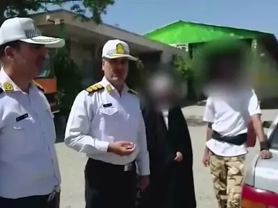 بدلکاری خطرناک در جاده؛ سوار شدن یک خانم چادری بر سقف خودرو در ملایر + فیلم