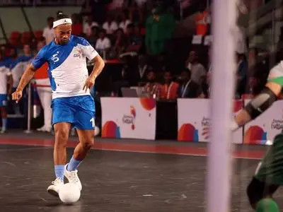 ویدئو نوستالوژی: رقصِ شاعرانه رونالدینیو در زمین فوتسال ‏