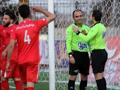 مدیررسانه ای پرسپولیس: وظیفه داور کنار را فهمیدیم/ هر چه می گوییم با ما لج می کنند