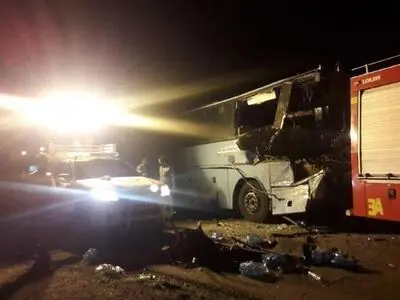 تصادف اتوبوس با تریلی در جاده تهران- مشهد
