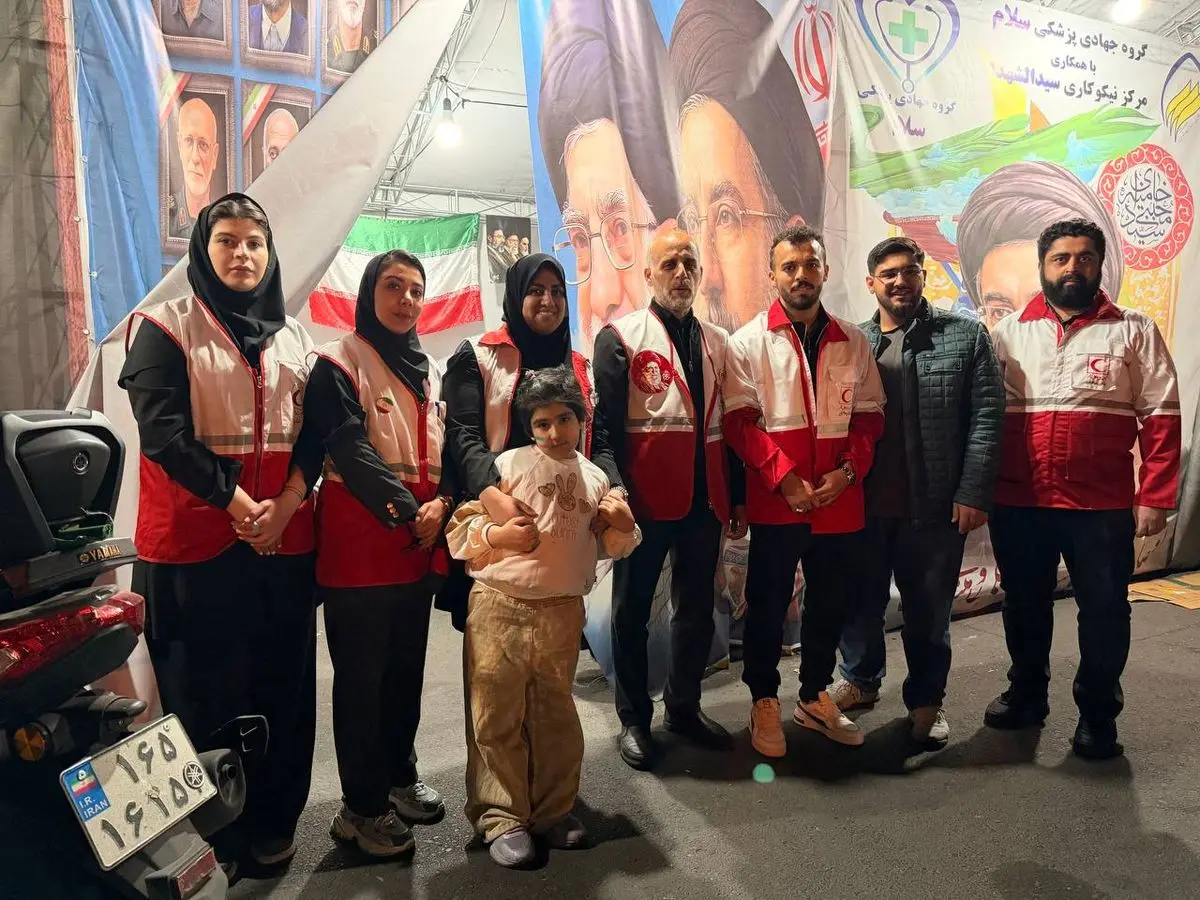 حضور سالار آقاپور در میدان انقلاب و دیدار با نیروهای هلال احمر