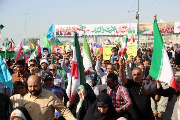 حضور پرشور مردم در راهپیمایی 22 بهمن در کنار ساحل نیلگون خلیج فارس