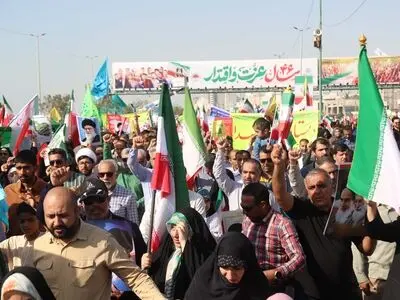 حضور پرشور مردم در راهپیمایی 22 بهمن در کنار ساحل نیلگون خلیج فارس