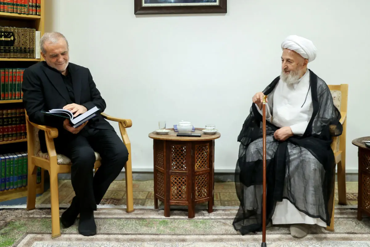پزشکیان: دولت همه ظرفیت‌ها را برای کاهش مشکلات مردم به کار گرفته است/  آیت‌الله العظمی سبحانی: مسئولیت‌پذیری دولت در پیگیری مسیر توافق، قابل تقدیر است