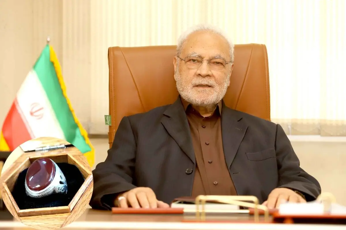 انگشتر اهدایی رهبر معظم انقلاب اسلامی به منوچهر محمدی اعطاء شد