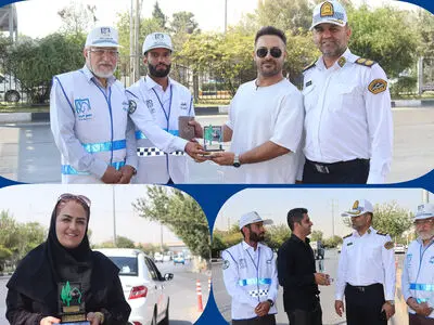 اهدا نشان مهربانی مجمع به رانندگان قانون مدار در شیراز