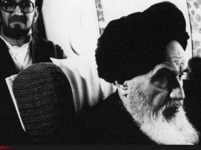 فیلم /پاسخ امام خمینی به سوالی در هواپیما درباره احساسشان از بازگشت به ایران 