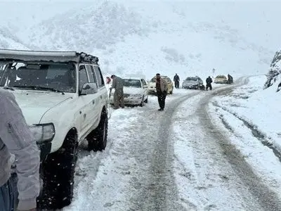 بارش برف در محورهای مواصلاتی کردستان/راه های روستایی سقز و بانه مسدود است/محدودیت تردد در محور سقز_دیواندره