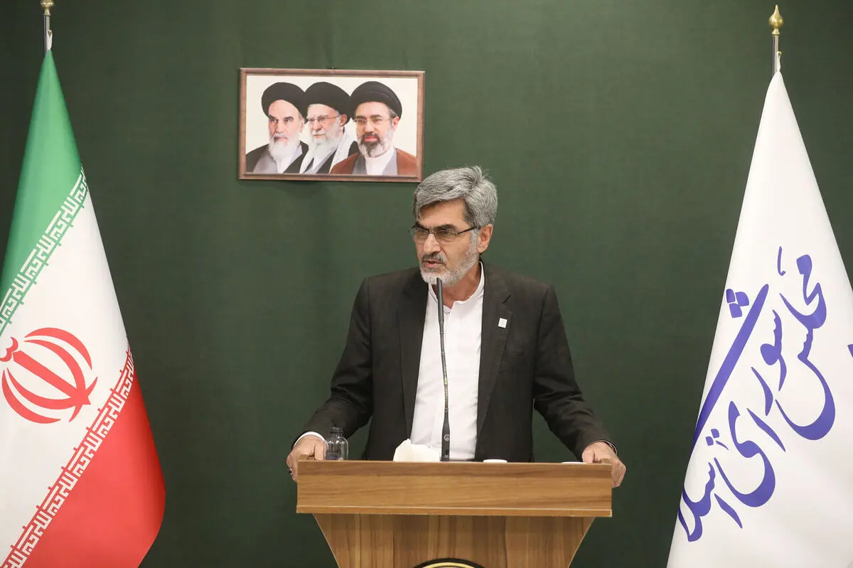 انتقاد کوچک‌زاده از عرضه ۱۰ هزار دلار به افراد بالای ۱۸ سال؛ اگر از جهنم نمی‌ترسیدم خودم را جلوی بانک مرکزی آتش می‌زدم 