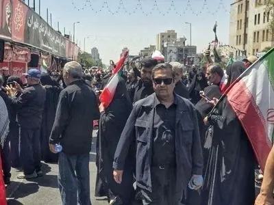 همتی در مراسم تشییع پیکر مطهر رهبر شهید انقلاب حاضر شد