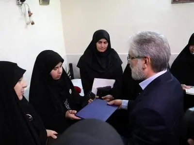 وزیر علوم مدرک دانش‌آموختگیِ شهید سیدابراهیم نبوی را به خانواده‌اش اهدا کرد