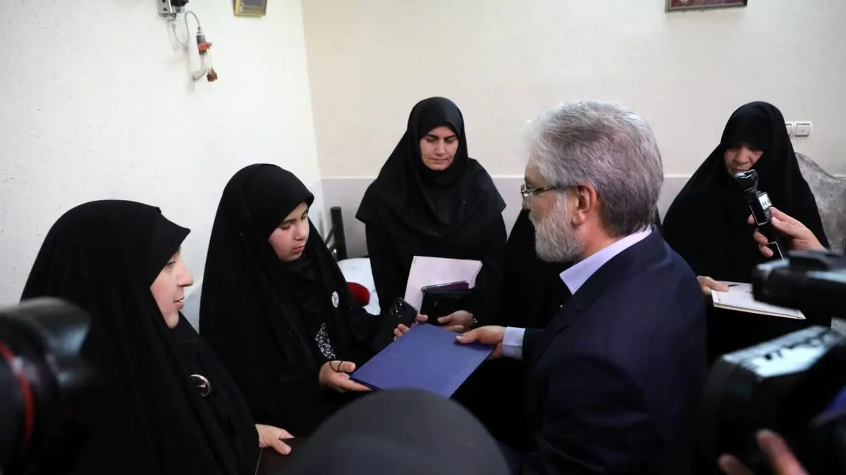 وزیر علوم مدرک دانش‌آموختگیِ شهید سیدابراهیم نبوی را به خانواده‌اش اهدا کرد