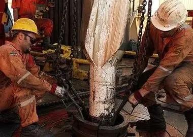 استانداردهای دوگانه برای تبدیل وضعیت نیروهای شرکتی؟/ کارگران پیمانکاری حفاری معترض شدند