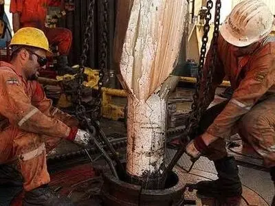استانداردهای دوگانه برای تبدیل وضعیت نیروهای شرکتی؟/ کارگران پیمانکاری حفاری معترض شدند