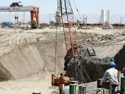 سایه ۲۵۰۰ پروژه نیمه‌تمام بر توسعه فارس/توقف پروژه انتقال آب به فارس به دلیل مشکلات مالی/ پروژه‌های عمرانی به کندی پیش می روند

