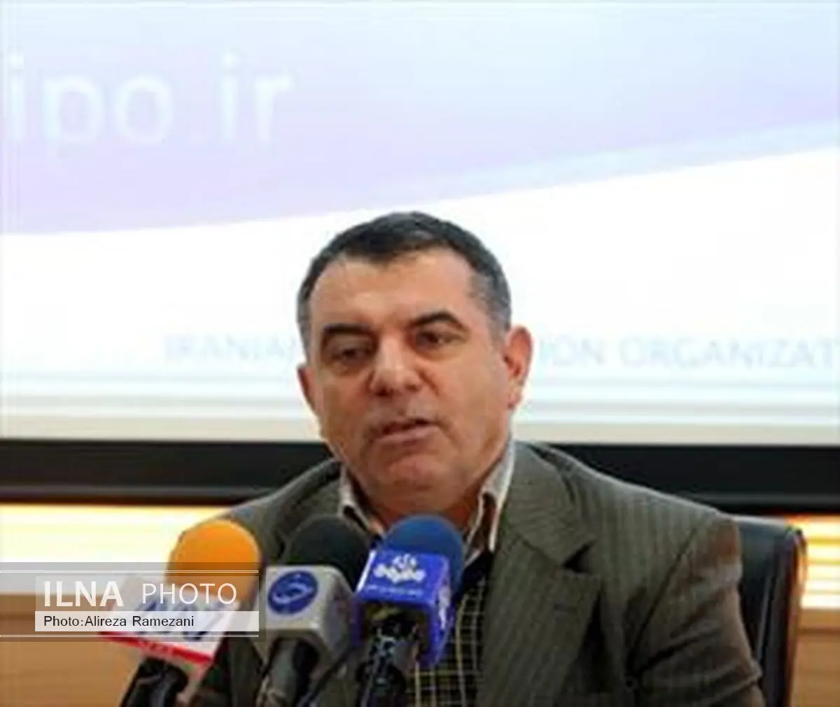 برخی برای اجرایی نشدن اصل 44 شام می دهند