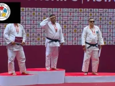 طلای آسیا بر گردن علی نوایی؛ سلام نظامی قهرمان به پرچم ایران