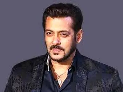 حضور سلمان خان با بادیگارد مسلح در خیابان‌های هند + فیلم