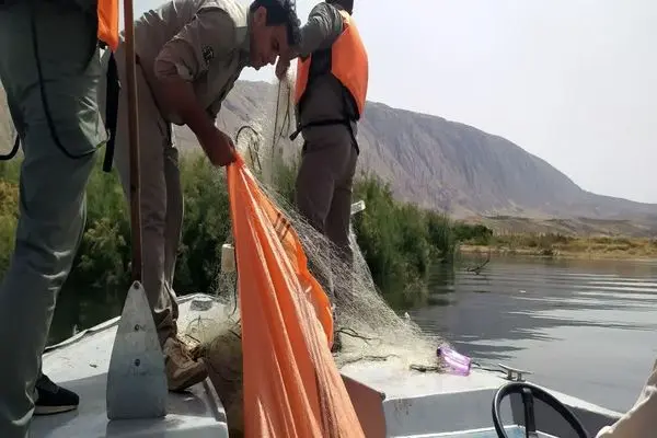 جمع‌آوری تجهیزات غیرمجاز صید آبزیان در دریاچه سد سیمره 