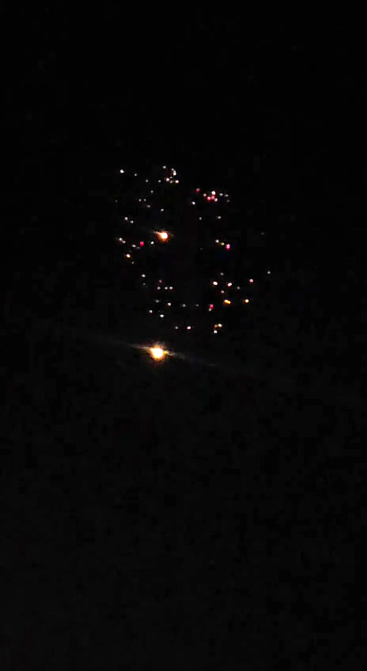 لحظۀ شگفت‌انگیز ظهور ناگهانی موشک‌های بارشی در آسمان اسرائیل + فیلم