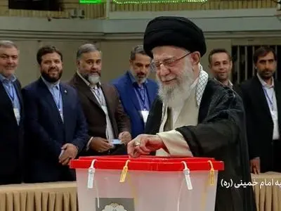 قائد الثورة: إن شاء الله شعبنا العزیز سیصوت ویختار الأفضل