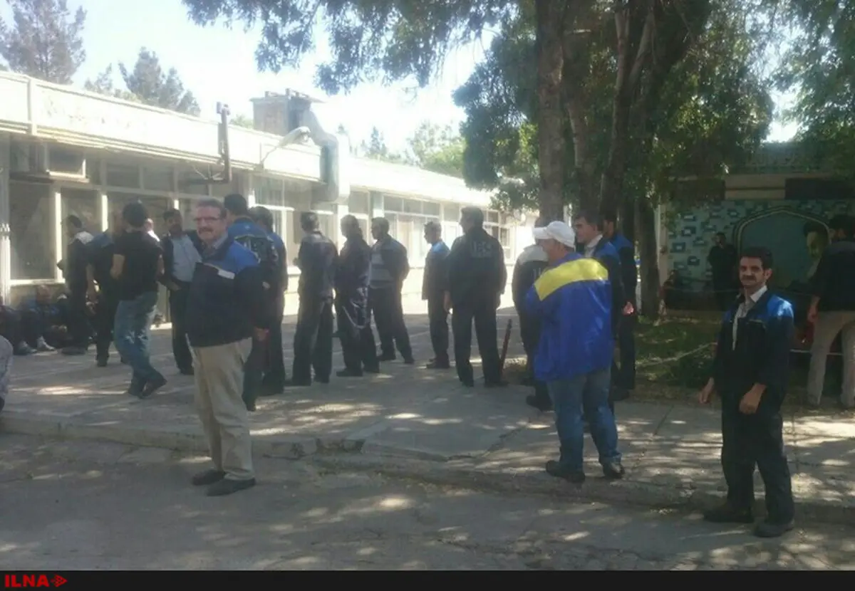 تجمع کارگران بلبرینگ سازی  در محوطه کارخانه