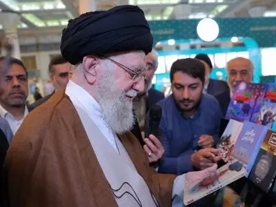 کتاب «تل‌آویو سقوط کرد» در دستان رهبر انقلاب