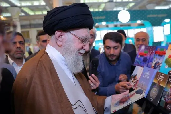 قائد الثورة الاسلامیة یزور معرض طهران الدولي للکتاب 
