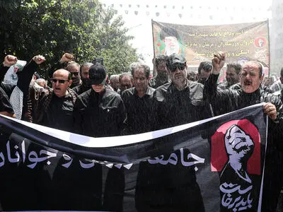 حضور وزیر ورزش و جوانان در مراسم تشییع قائد شهید