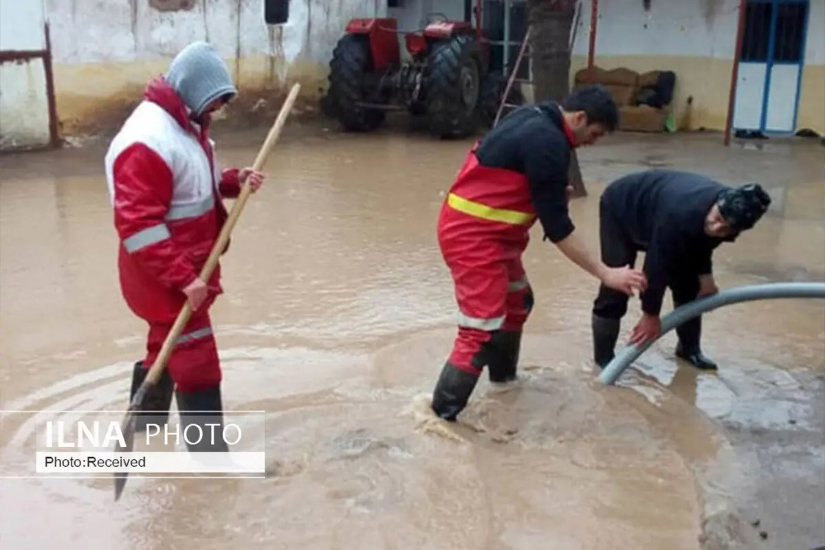 تخلیه آبگرفتگی منازل مسکونی قزوین توسط نجاتگران هلال احمر 