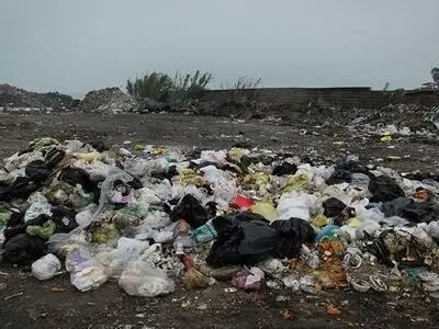 انباشت زباله در مسیر باغ شهرها زیبنده شیراز  و زرقان نیست