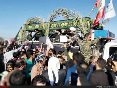 سیل بشری بمدن 'آبادان' و'خرمشهر' لتشییع جثمان الشهید المهندس