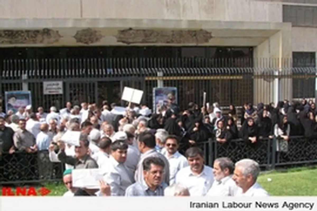 کارگران شرکت مادیران مقابل مجلس تجمع کردند