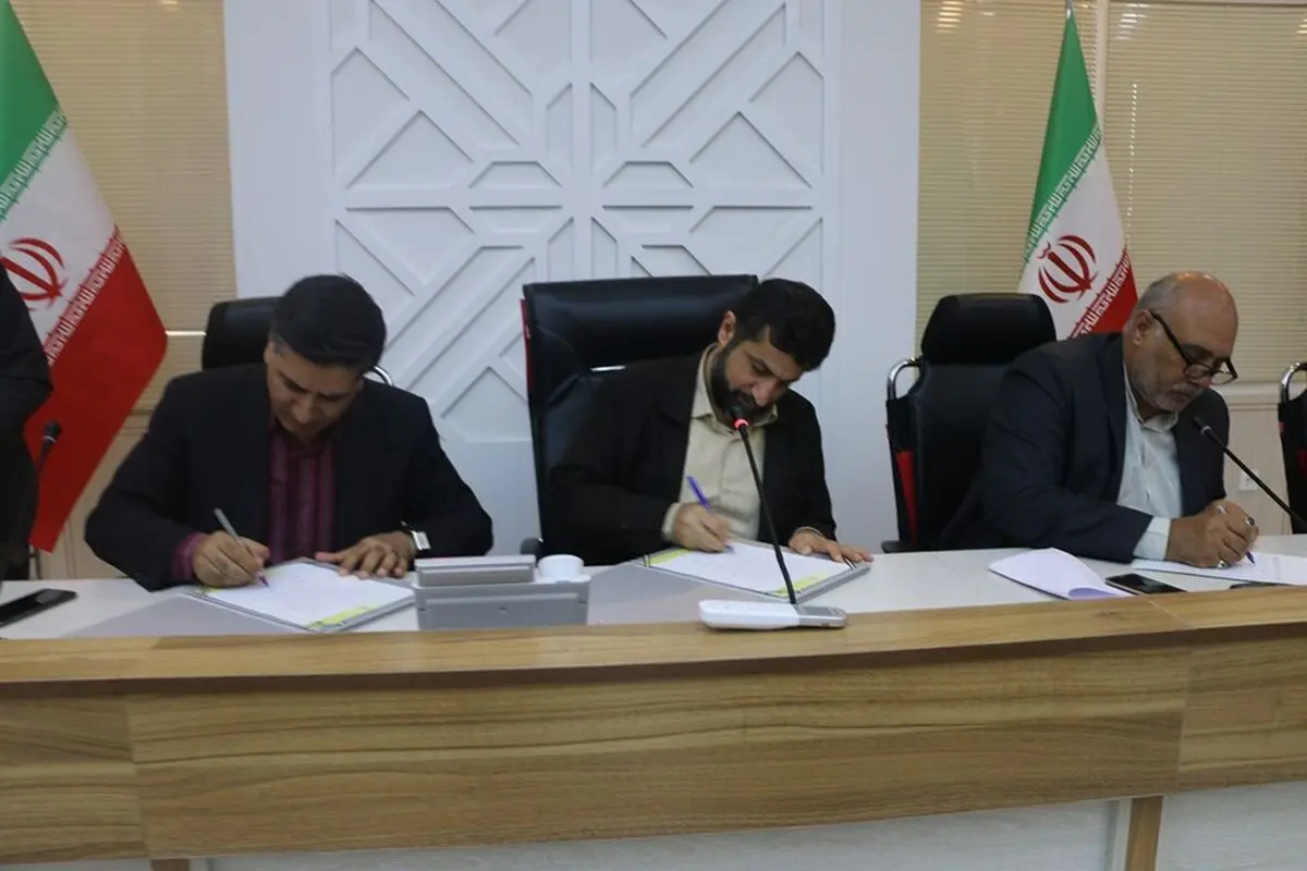 امضاء تفاهم‌نامه بازسازی شبکه برق مناطق سیل زده خوزستان/ لزوم توجه ویژه شرکت توانیر به توسعه شبکه برق استان