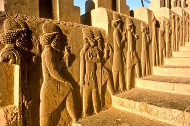 جنگ با خردمندان آسان‌تر است از حلوا خوردن با بی‌خردان 