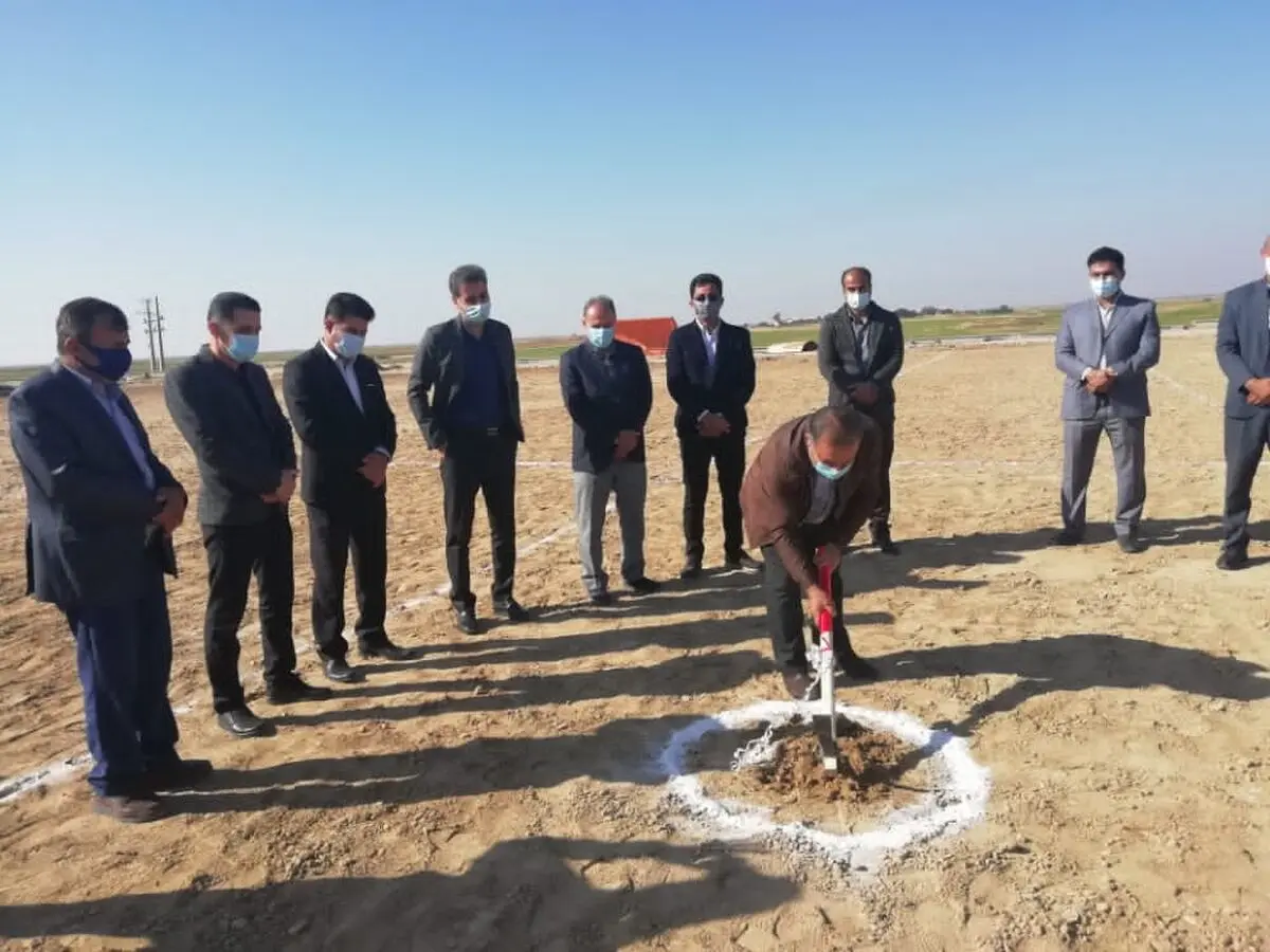 آیین کلنگ زنی پروژه احداث زمین چمن طبیعی روستای عامری در بوشهر 