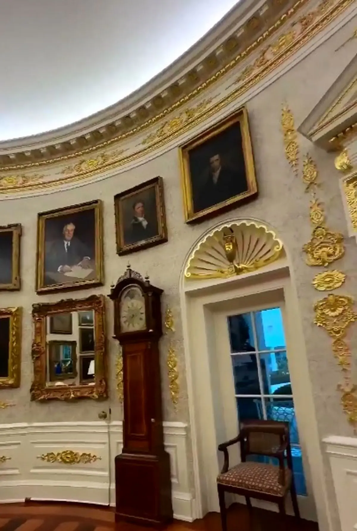 رونمایی ترامپ از دکور جدید دفتر بیضی شکل ریاست جمهوری آمریکا + فیلم