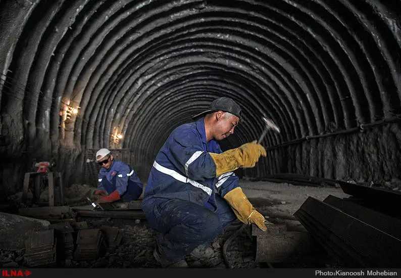کارگران در حال کار در تونل شماره 14