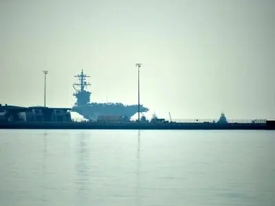 ناو آبراهام لینکلن در پایگاهی در بحرین پهلو گرفت