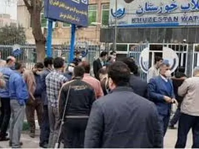 تجمع کارگران آبفار خوزستان مقابل اداره کل/ مدیرعامل: برای پرداخت حقوق زمین می‌فروشیم