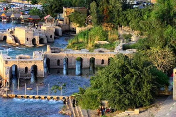 پرواز پرستوها در شهر آجری ایران/ دزفول شهر آب و آجر