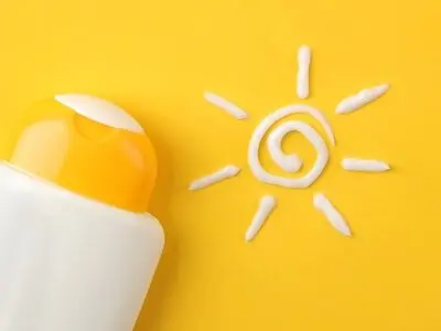 تفاوت کرم ضد آفتاب رنگی و بی رنگ؛کدام بهتر است؟