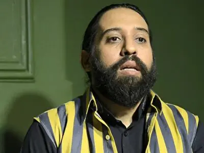 روزبه نعمت‌اللهی روی صحنه می‌رود