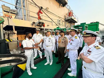 امیر دریادار ایرانی از صنایع دریایی نیروی دریایی هند بازدید کرد