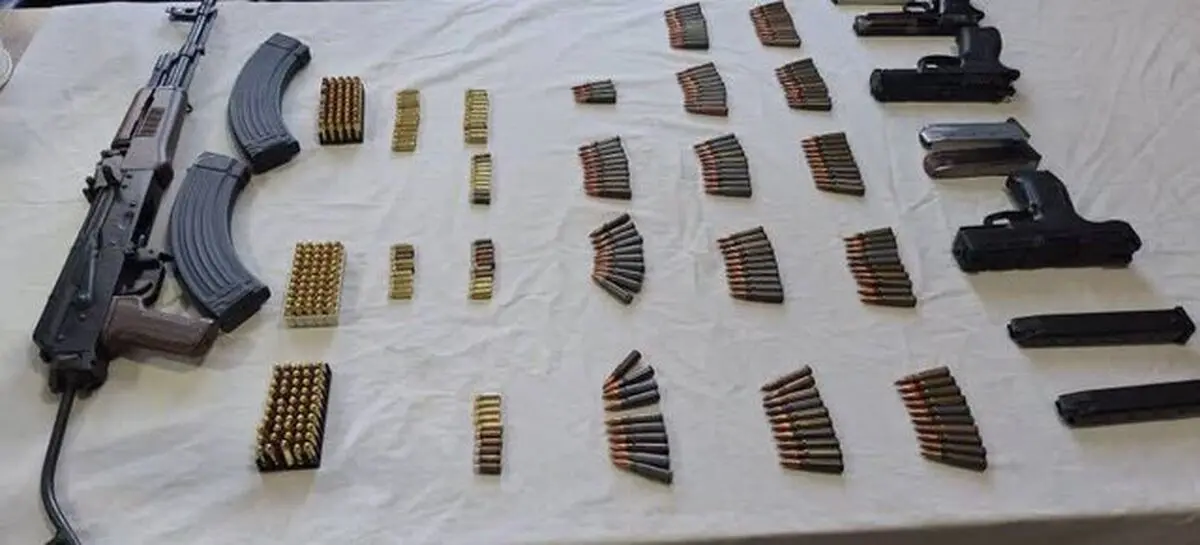کشف سلاح و مهمات از راکب و ترک‌نشین یک دستگاه موتور سیکلت