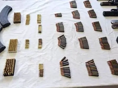 کشف سلاح و مهمات از راکب و ترک‌نشین یک دستگاه موتور سیکلت
